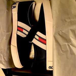 Tommy Hilfiger slides size 10M runs small fit like a 9! Brand new never worn